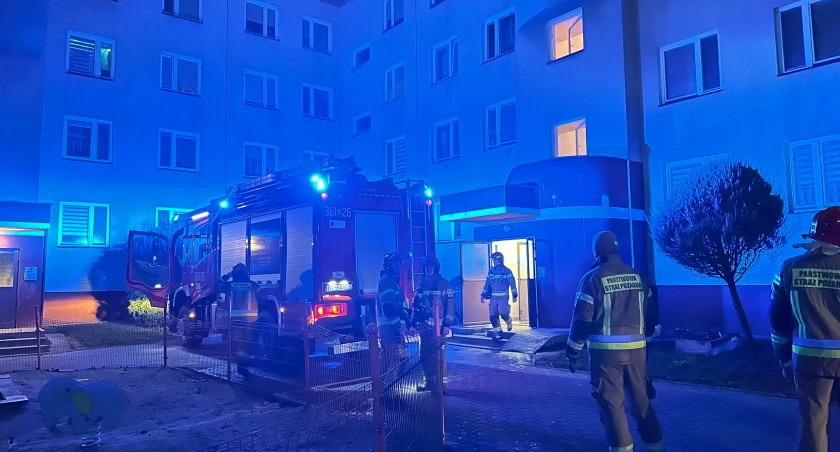 Pożar mieszkania w Łomży. Strażacy musieli wyważać drzwi