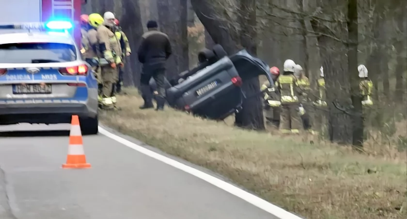 Kobieta po dachowaniu trafiła do szpitala. Służby z dwóch powiatów w akcji 
