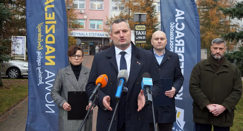 Konfederacja przed szpitalem w Łomży stawia diagnozę, ale nie wypisuje recepty [VIDEO i FOTO]