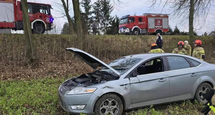 Wypadek na DK64 w Starym Bożejewie: Seniorka trafiła do szpitala [FOTO]