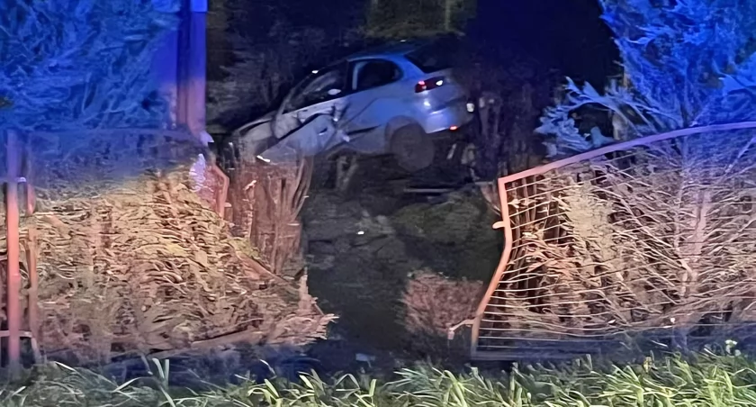 Pijacki rajd w Łomży. Auto przebiło ogrodzenie i odbiło się od domu