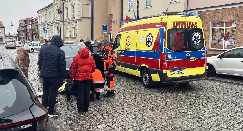 Poważny wypadek w centrum Łomży. Taksówka uderzyła w pieszego [FOTO]