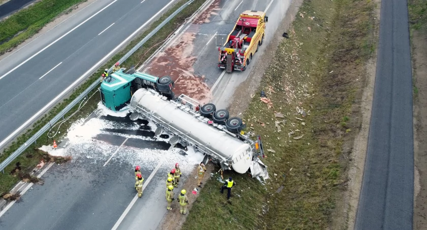 Cysterna ze spirytusem wypadła z drogi. S61 zablokowana na wiele godzin [VIDEO]
