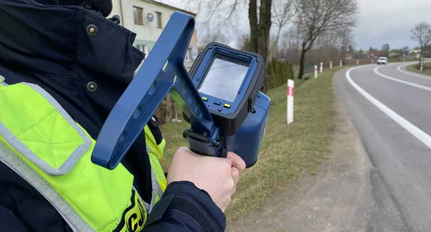 Pędzili ponad 100 km/h w terenie zabudowanym. Dwóch kierowców straciło prawa jazdy