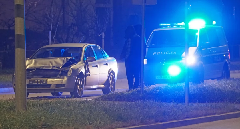 Kraksa vis-à-vis straży pożarnej. Kierująca toyotą trafiła do szpitala [FOTO]