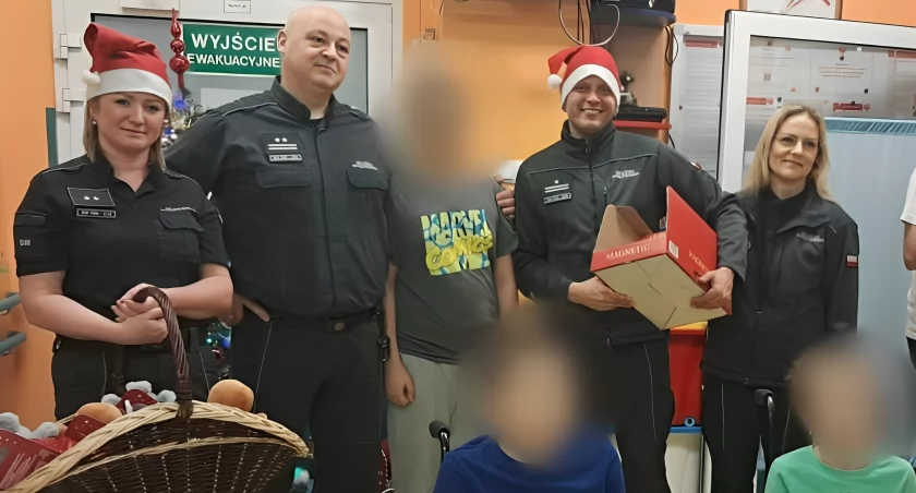 Świąteczne serca funkcjonariuszy. Wyjątkowa akcja w szpitalu dziecięcym w Białymstoku [FOTO]