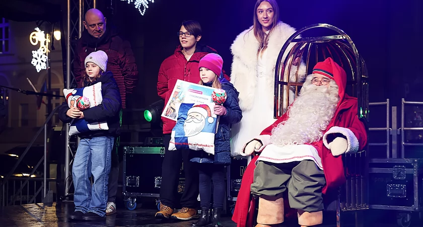 Magiczny wieczór na Starym Rynku. Prawdziwy Mikołaj z Laponii odwiedził Łomżę! [VIDEO i FOTO]