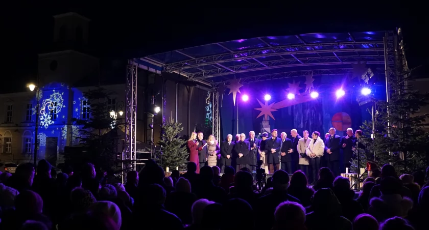 [LIVE] Serce Łomży bije na Starym Rynku. Zapraszamy na Łomżyńską Wieczerzę Wigilijną