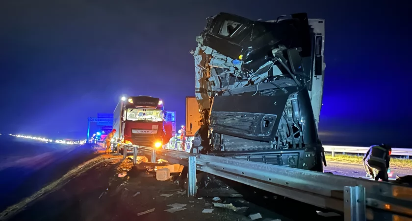 Poważny wypadek na S61 pod Łomżą. Kabina tira zmiażdżona, kierowca w szpitalu [FOTO]