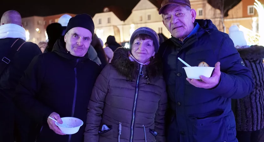 Zapach kapusty, dym z ogniska i opłatek w dłoni. Byliśmy na Łomżyńskiej Wieczerzy Wigilijnej [VIDEO i FOTO]