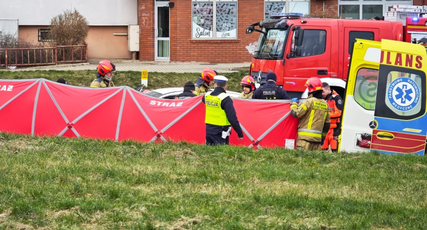 Wigilijny dramat na ul. Zawadzkiej. Czołowe zderzenie i reanimacja w centrum Łomży [FOTO]