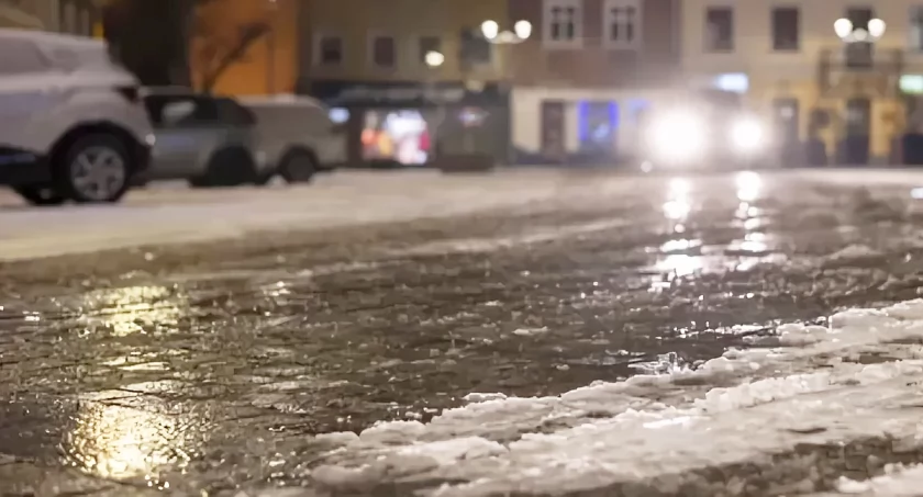 UWAGA: Szklanka na drogach regionu. Seria zdarzeń i ostrzeżenia IMGW