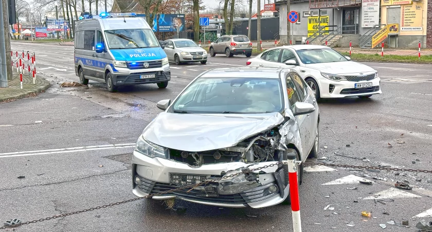 Chwila nieuwagi i Toyota na barierkach. Rozbite auta w centrum miasta [FOTO]