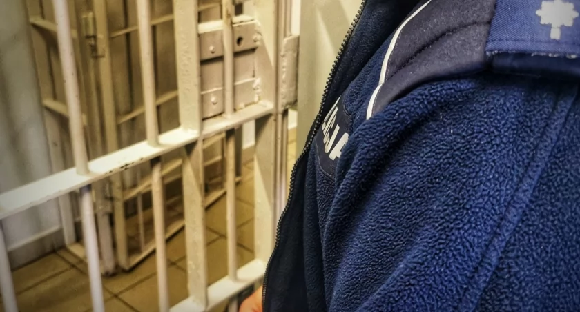 Świąteczne porządki w policyjnych kartotekach. Recydywista wpadł w Wigilię, inny „wykupił się” od odsiadki