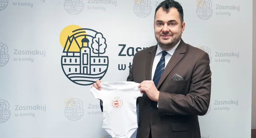 Biało-czerwona Łomża od kołyski! Miasto świętuje stulecie ŁKS-u wyjątkową wyprawką i nowym przystankiem [VIDEO]