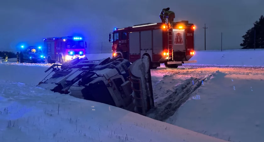 Sparaliżowany wjazd do Łomży. Ciężarówki utknęły na podjazdach, pługopiaskarka w rowie [VIDEO i FOTO]