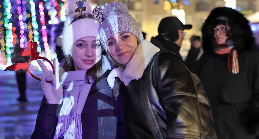 Muzyka silniejsza od mrozu. Tak Łomża witała Nowy Rok na Starym Rynku [FOTO]