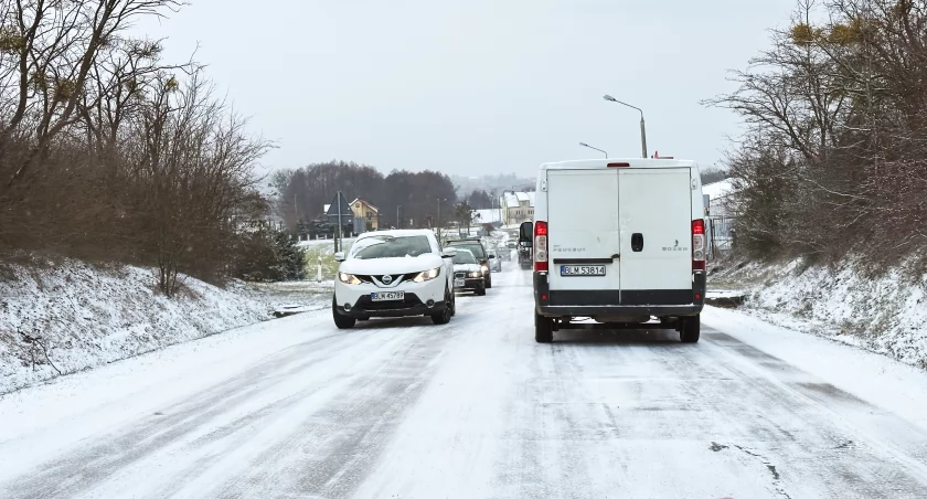 Zima nie odpuszcza. Niż Anna uderza w region Łomży. IMGW wydaje alerty pierwszego stopnia