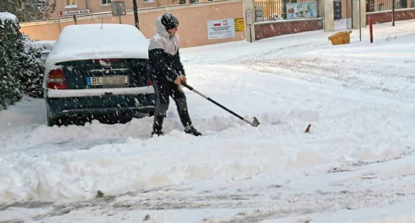 Łomża i region: Alert IMGW przed zawiejami i ważny apel policji w sprawie odśnieżania
