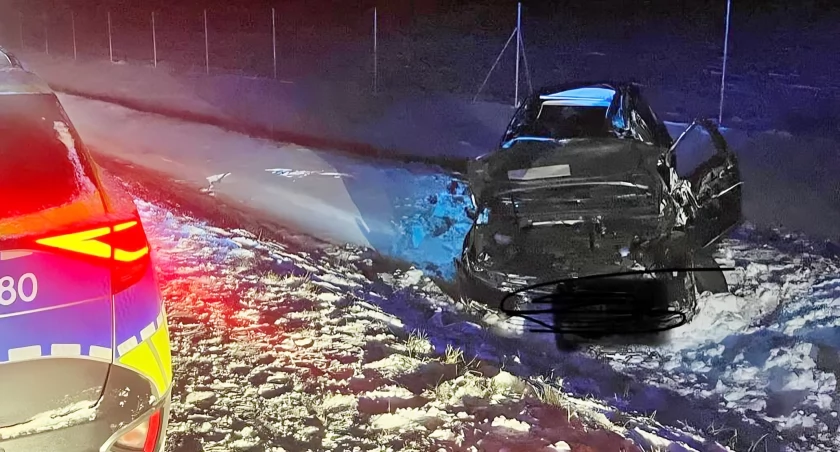 Fatalny bilans niedzieli na S61. Kolejne auto w rowie, kobieta trafiła do szpitala