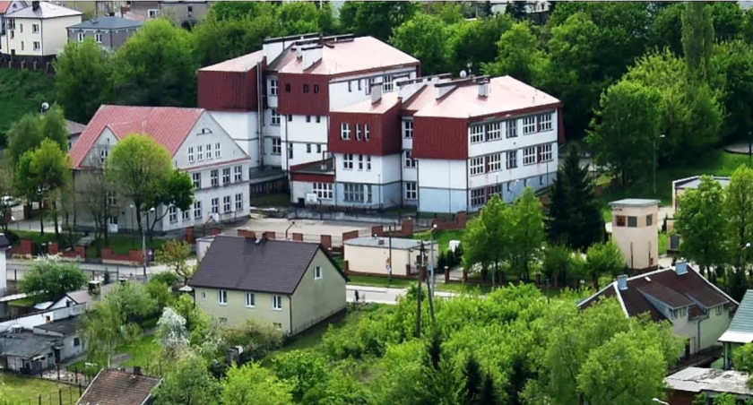Fotowoltaika, pompy ciepła i termomodernizacja. Miasto Łomża gruntownie zmodernizuje szkołę