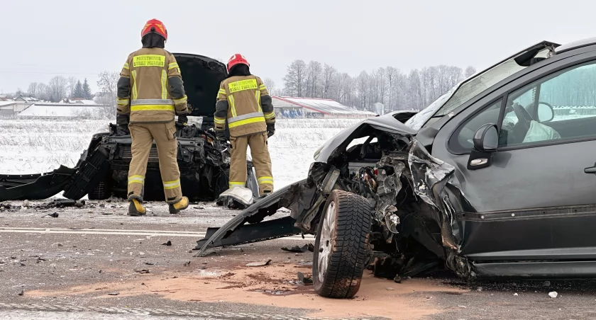 Groźnie w Mątwicy. Dwie karetki na miejscu, trasa nieprzejezdna [FOTO]