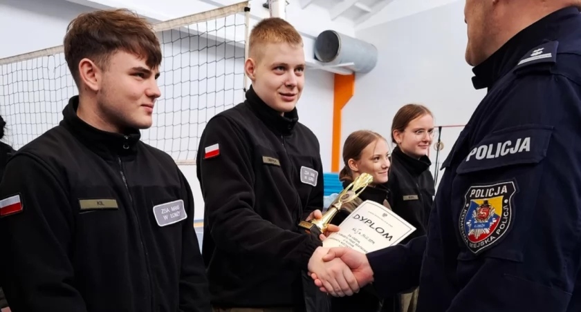 Uczniowie i policjanci rywalizowali w turnieju siatkarskim [FOTO]
