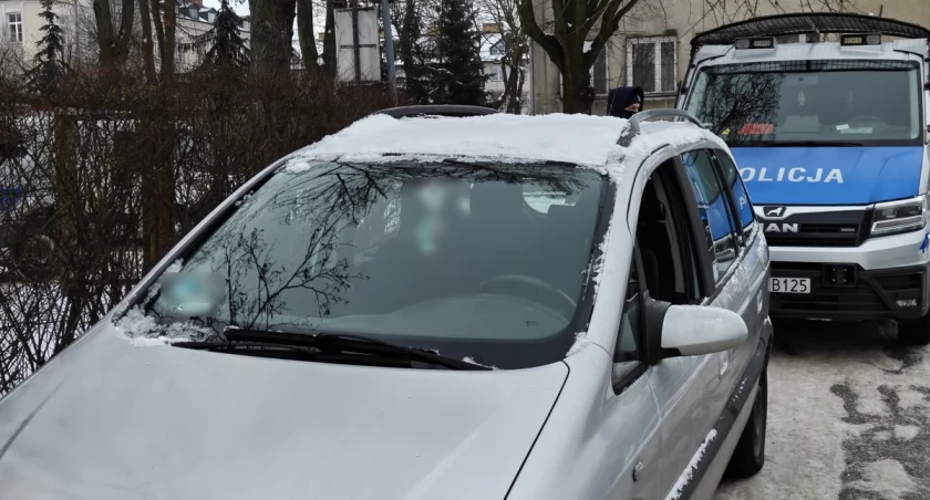 Nerwowe manewry zwróciły uwagę policjantów