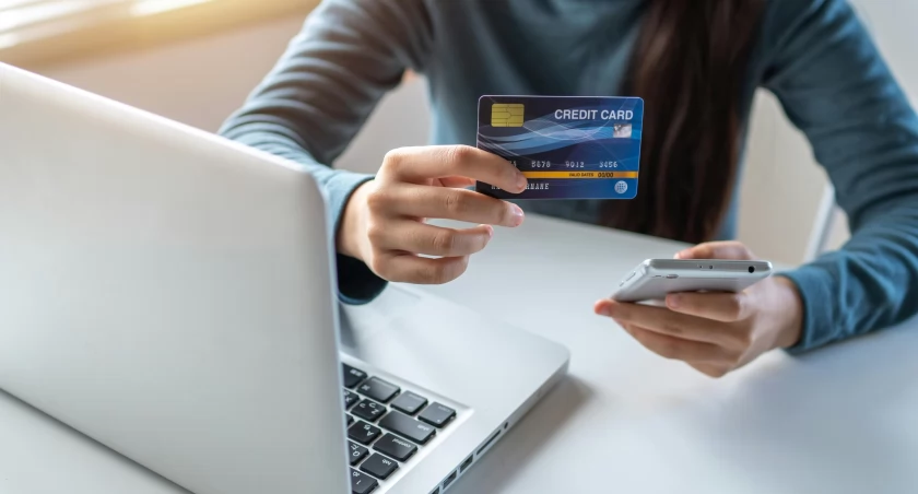Rachunek z debetem – kiedy pomaga firmie lub freelancerowi, a kiedy generuje ryzyko?