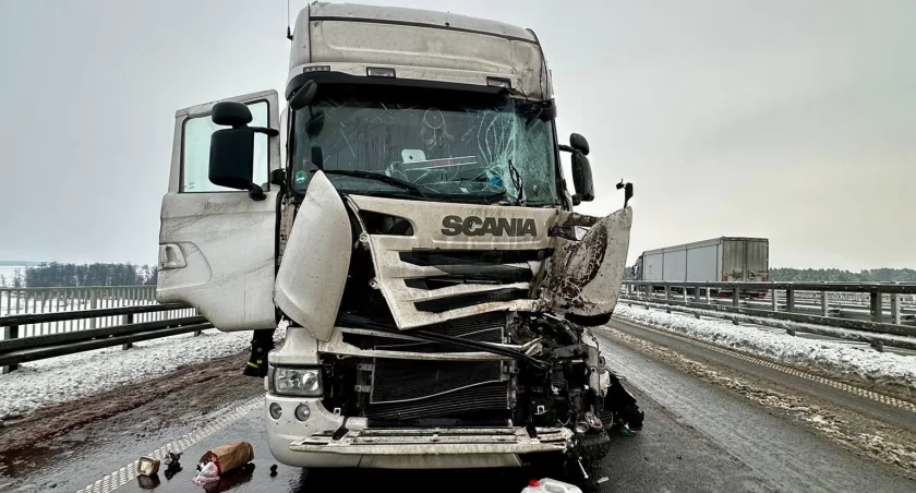 Uwaga kierowcy! Trudne warunki na drogach i kolizje na S61