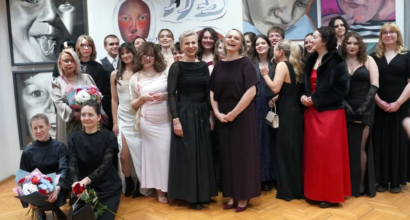 Zanim zatańczyli poloneza, chwycili za pędzle. Wyjątkowa wystawa maturzystów łomżyńskiego “Plastyka