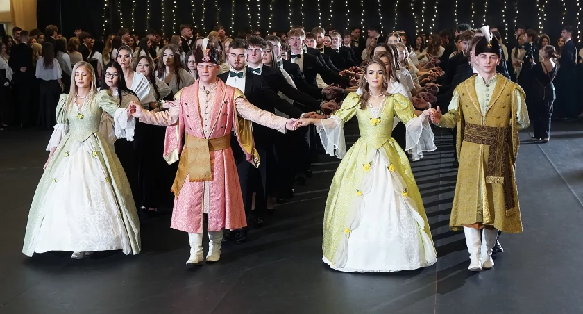 Polonez na 15 minut i zabawa do rana. Tak wyglądała studniówka III LO  w Łomży [[VIDEO i FOTO]