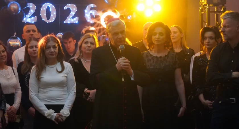 Elegancja, tradycja i... lekcja od biskupa. Studniówka 2026 w Szkołach Katolickich w Łomży [VIDEO i FOTO]