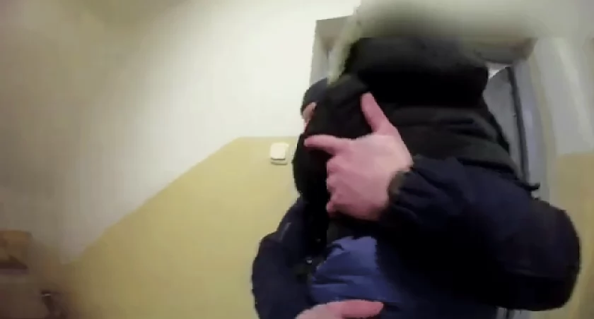 Akcja w bloku w Łomży. Policjanci ewakuowali mieszkańców [VIDEO]