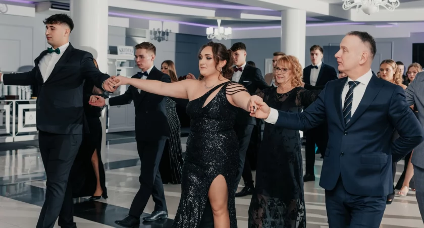 Mroźna noc, gorący parkiet. Tak bawili się maturzyści z Marianowa [FOTO]