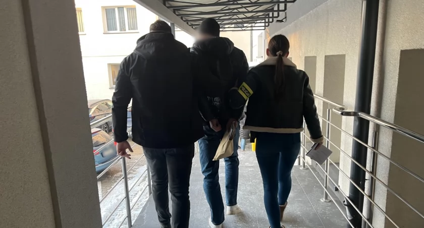 Kradł alkohol, groził ochronie i miał narkotyki. 34-latek zatrzymany przez policję [FOTO]