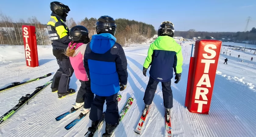 Slalom po wiedzę i nagrody. Łomżyńscy policjanci opanowali stok w Rybnie [FOTO]