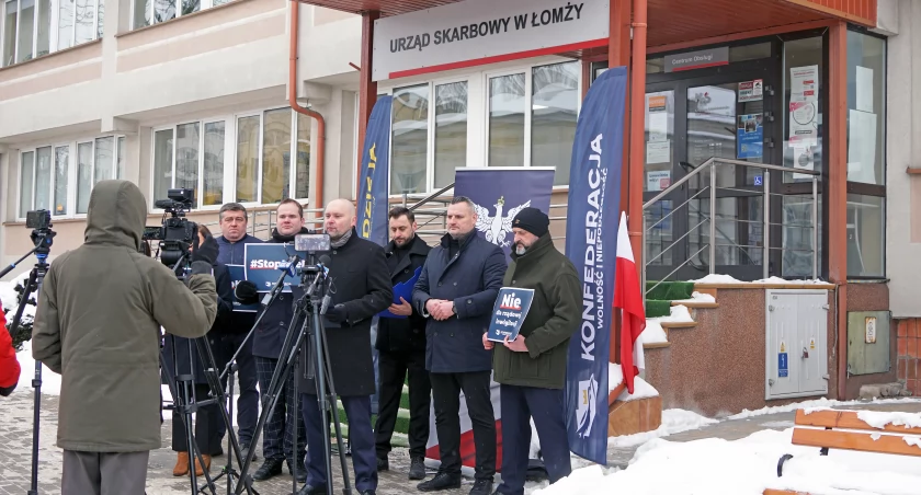 Rząd chce wiedzieć, czym handlujemy? Konfederacja ostro o KSeF pod łomżyńską Skarbówką [FOTO]