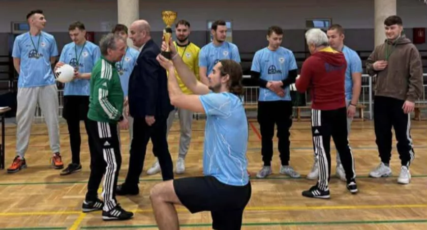 Wznieśli go na chwałę Panu Bogu. Młode Orły z pucharem!