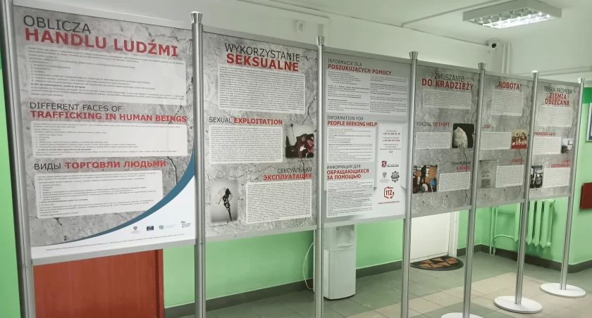 Handel ludźmi bez tajemnic. Poruszająca wystawa w Łomży