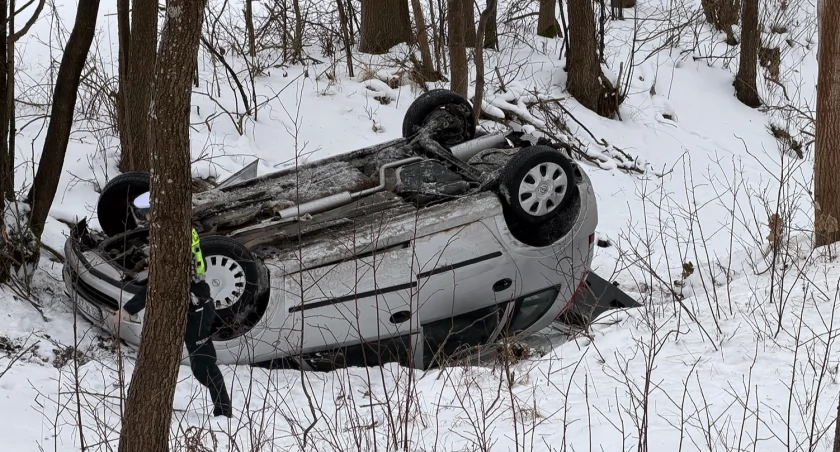 Groźne dachowanie na DK64. Auto wpadło do rowu [FOTO]
