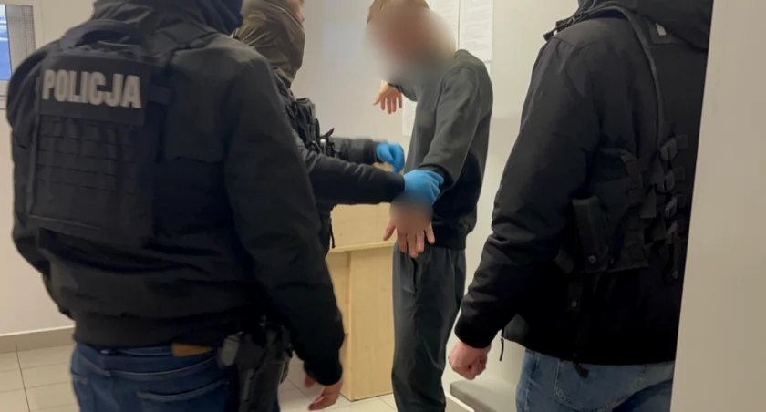 Szokująca przeszłość złodzieja puszek WOŚP. To morderca Łukasz J. zaatakował policjantów z Łomży [VIDEO]
