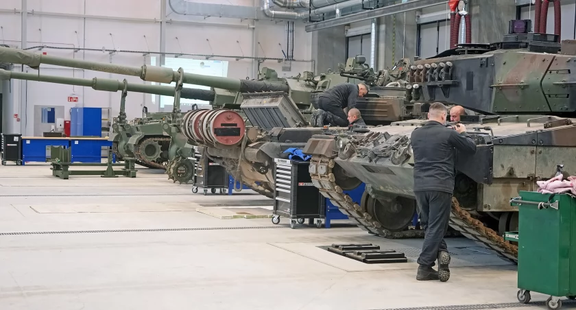 Serce wojskowej logistyki bije w Łomży. Nowa hala obsłuży nawet nowoczesne czołgi i armatohaubice [FOTO i VIDEO]