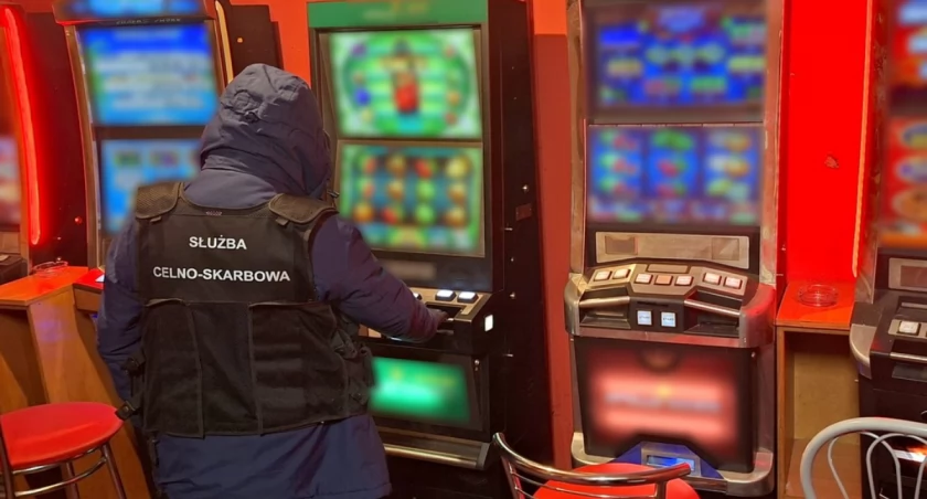 Akcja łomżyńskiej KAS. Zlikwidowano dwa nielegalne salony gier [FOTO]