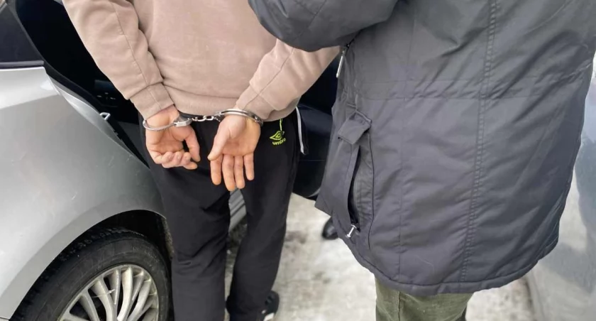 Groźby, pobicie i niszczenie domu. Syn terroryzował ojca, teraz odpowie przed sądem [FOTO]