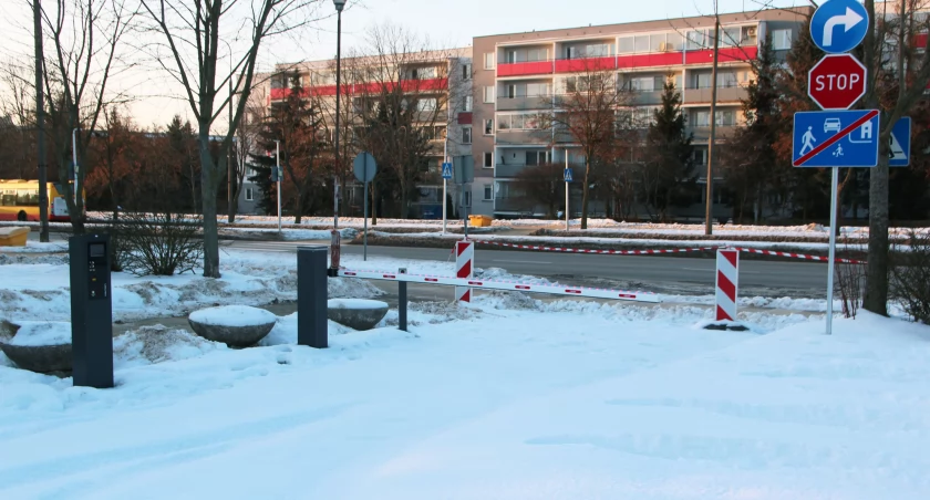 Nowe wjazdy i elektroniczne bramki. Zmiany na szpitalnym parkingu [FOTO]