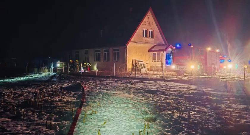 Akcja straży pożarnej w Grądach. W budynku było niemal dwa metry wody [FOTO]
