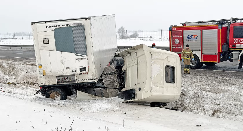 Ślisko na drogach regionu. Wojskowa ciężarówka wypadła z drogi, a na S61 TIR wpadł do rowu [FOTO i VIDEO]