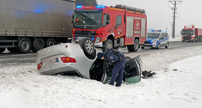 Wypadek na obwodnicy Konarzyc – jedna osoba w szpitalu [FOTO]