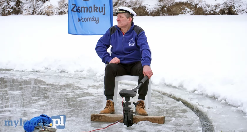 Lodowa karuzela zamiast nudy. Tak bawią się łomżyńskie morsy [FOTO]